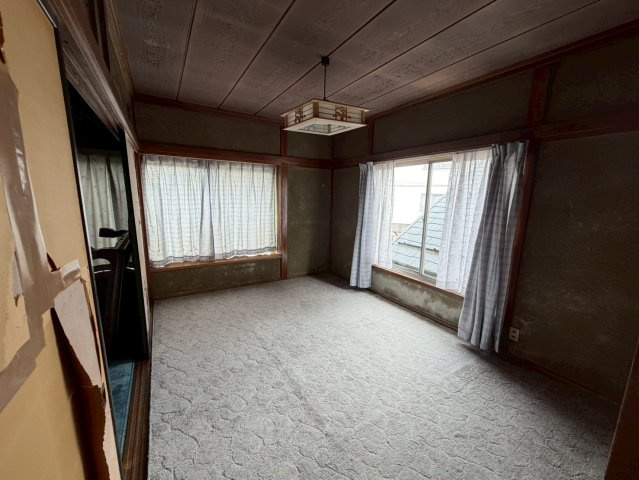 昭和レトロな趣を残す中古戸建～長野県駒ヶ根市赤穂～の和室|陽光が心地よく差し込む、広々とした明るい空間