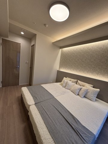 約6.4帖のお部屋は、ゆったりとした時間を過ごせる主寝室としておすすめです。
大きいベッドを置いても空間に余裕があります。