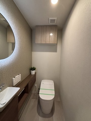 落ち着きと清潔感のあるトイレ空間です。