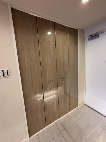日常使いの物などもすっきり整理できます。
お部屋をきれいに保ちやすい、嬉しい収納スペースです。