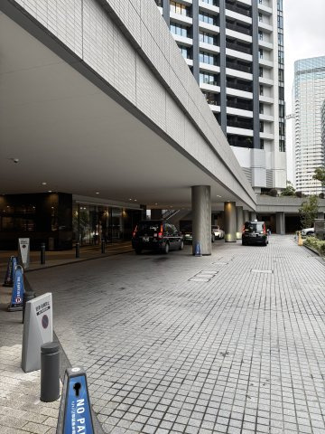 雨天時の乗り降りにも配慮された、便利な車寄せ。