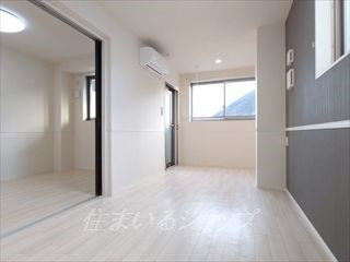Ｌａ　Ｂｒｉｓａ（ラ　ブリサ）の居間・リビング|明るい３階角部屋