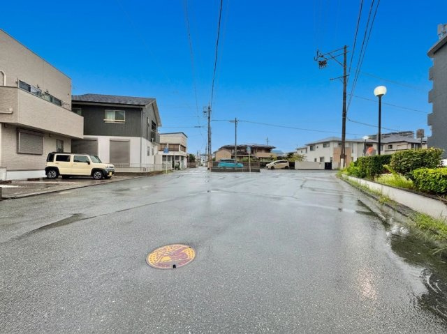 サンライズコーポの周辺|物件前の道路になります。