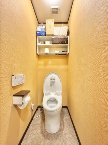 サンライズコーポのトイレ|背面上部に棚が設置されており、小物を収納できますよ。