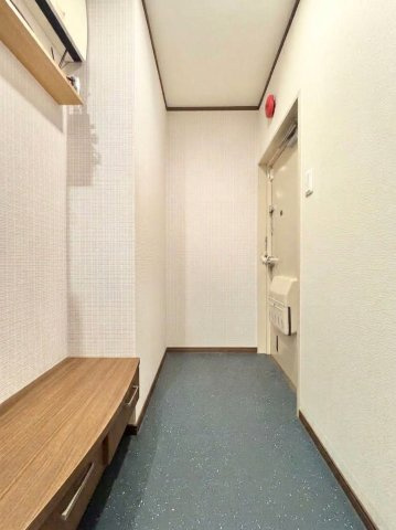 サンライズコーポの玄関|開放感ある玄関。隠せる収納付きです。
※小物を消した、イメージ画像です。