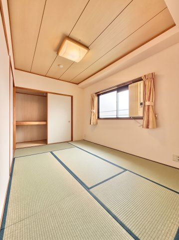 ナイスアーバン浜松中央の和室|5.6帖の和室は、新しく畳を貼替し、和室ならではの良い香りがし温かみを感じられる空間となっております。