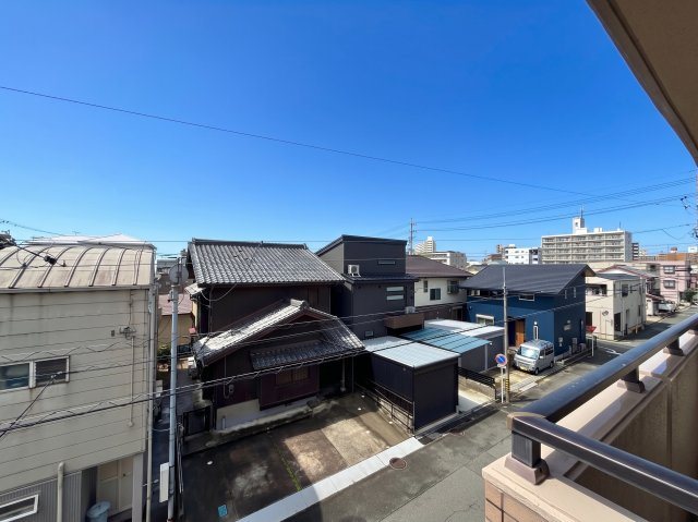 ナイスアーバン浜松中央の展望|前面棟と距離があるので圧迫感を感じません！気持ちの良い風が吹き抜けます。
