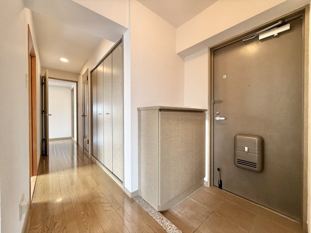 ナイスアーバン浜松中央の玄関|一歩中に入ると明るい玄関が広がります！シューズ用収納スペースもあり、スッキリとした玄関をキープできます！

