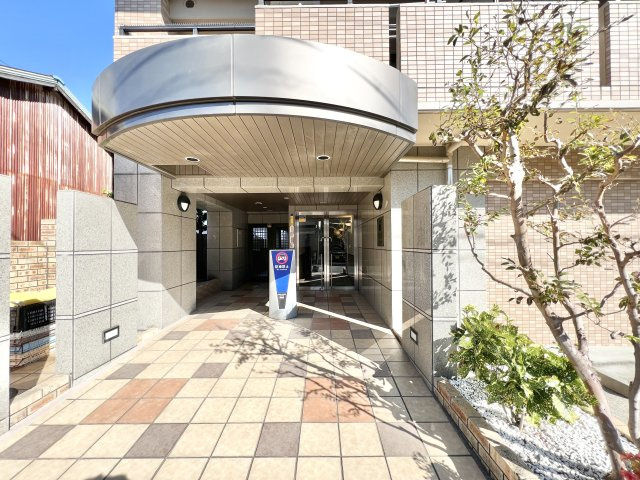 ナイスアーバン浜松中央のエントランス|マンション入り口になります。落ち着いた雰囲気で、きれいにお手入れされています。