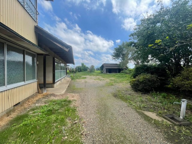 筑西市小栗　中古戸建の前面道路含む現地写真