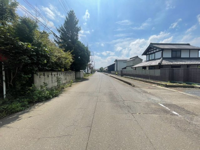 筑西市小栗　中古戸建の前面道路含む現地写真