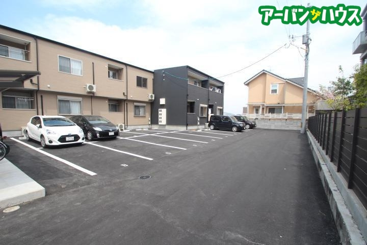ＧＲＯＷ西花尻の駐車場