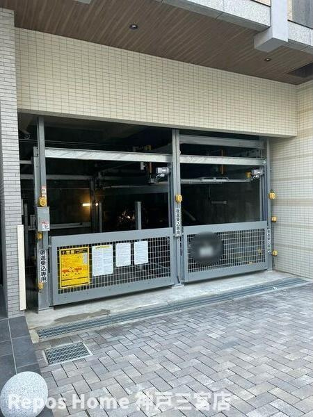 ファーストフィオーレ神戸駅前の駐車場