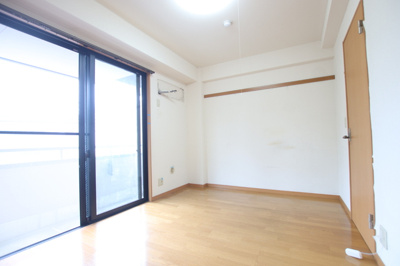 窓が大きく開放感のあるお部屋♪