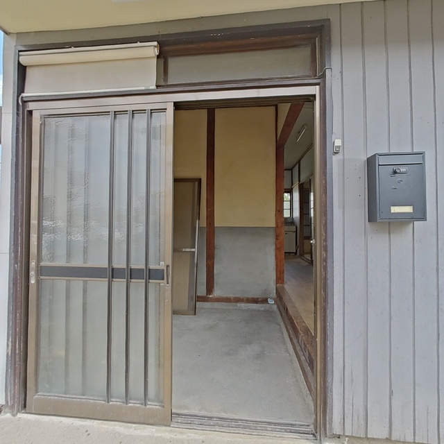 岐阜市西鶉５丁目の一戸建ての玄関