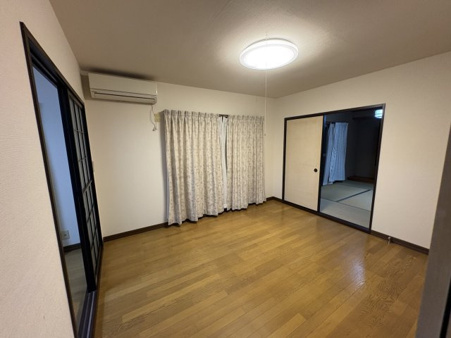 鈴鹿市岸岡町の戸建の洋室