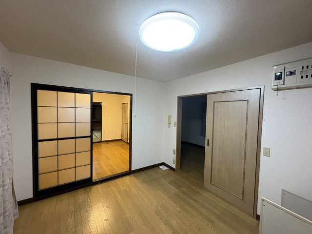 鈴鹿市岸岡町の戸建の洋室