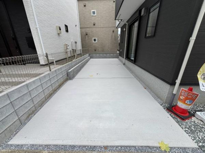 【駐車場】 | 【17日(土)・18日(日)室内見学可】草加市苗塚町3期 | 敷地内駐車場は2台駐車可能です♪(車種による)

