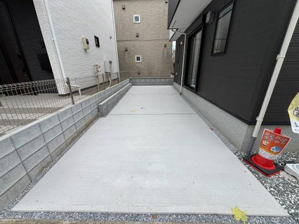 【駐車場】 | 【17日(土)・18日(日)室内見学可】草加市苗塚町3期 | 敷地内駐車場は2台駐車可能です♪(車種による)
