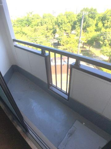 ファーストマンションのバルコニー