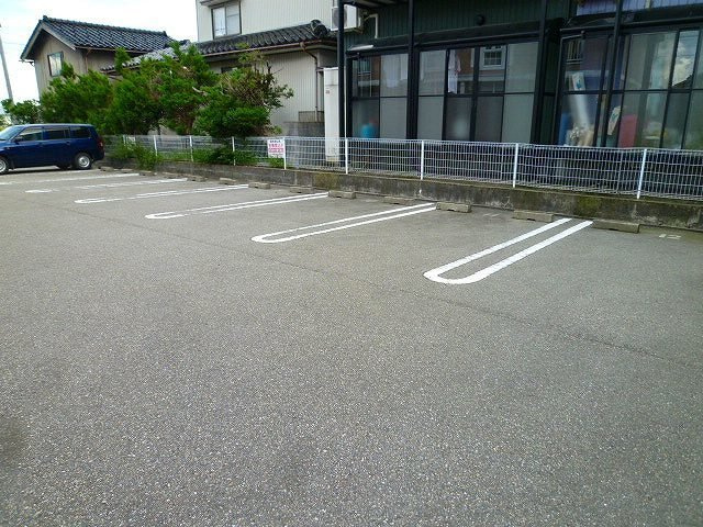 クロスローズⅡの駐車場