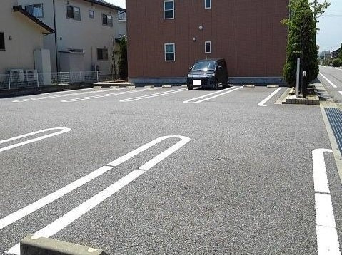 富山市婦中町下轡田のアパートの駐車場
