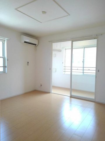 富山市婦中町下轡田のアパートの居間・リビング