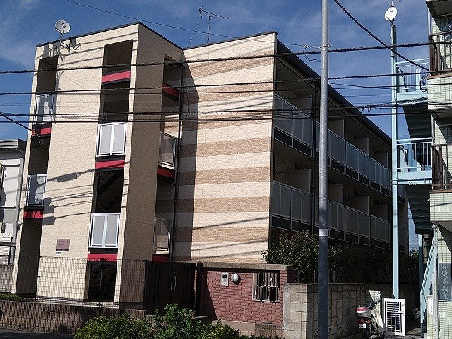 レオパレス多摩ぶらーまの外観