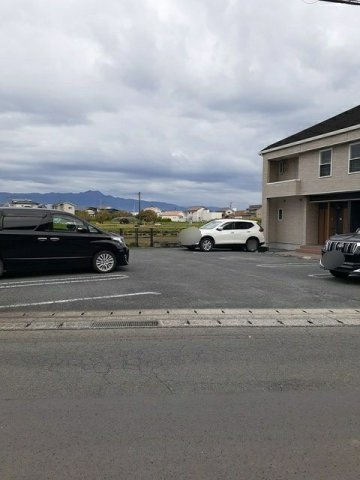 サンシャインヒルズＢの駐車場