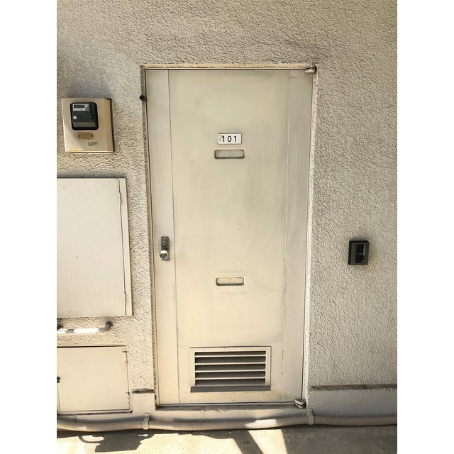 川島ビルの玄関