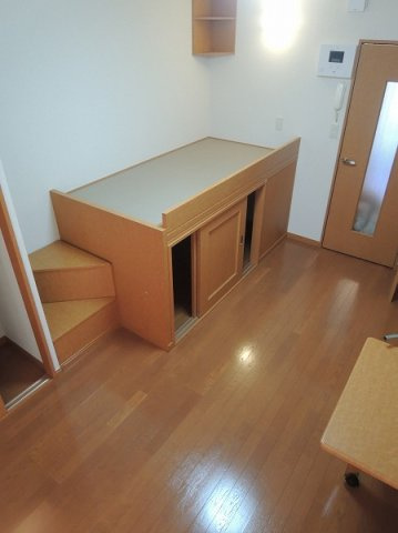 レオパレス新逆井の寝室|収納たくさんのベッドタイプのお部屋