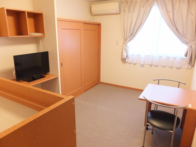 レオパレス信濃の居間・リビング|家具家電が備え付けのお部屋です