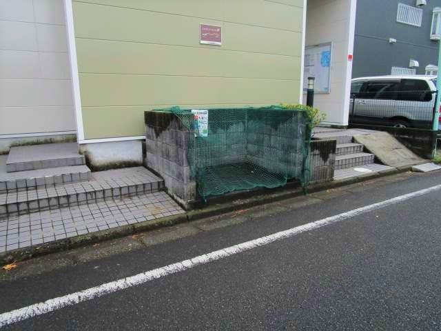 レオパレスＫＯＩＺＵＭＩの周辺|ゴミ置場