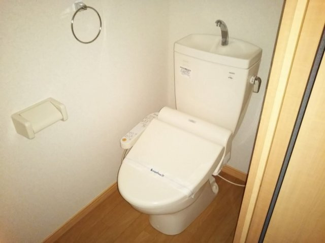 レオパレス紫峰ヶ丘Ⅰのその他|温水洗浄便座付き。同タイプの写真です。