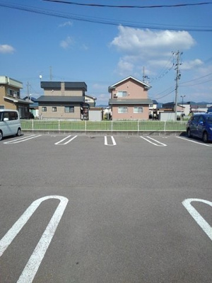 【駐車場】 | グレイス | 駐車場があるので、車を買う予定の方も安心です