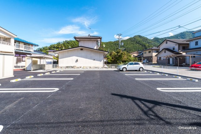 モンターニュの駐車場