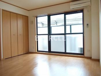【居間・リビング】 | サンロイヤル | こちらの居間で趣味の時間をお楽しみください