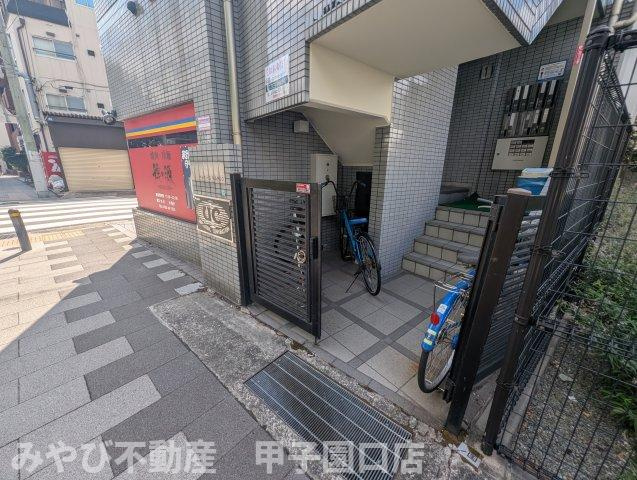 ベルフィーユNARUOのエントランス