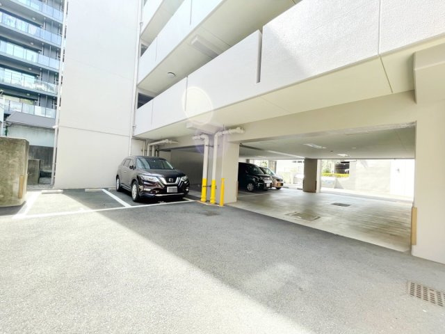 カスタリア野毛山の駐車場