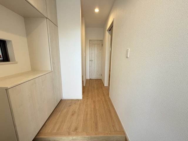 宜野湾市上原1丁目（全4棟）D号棟の玄関|D号棟　十分な収納付き玄関♪
