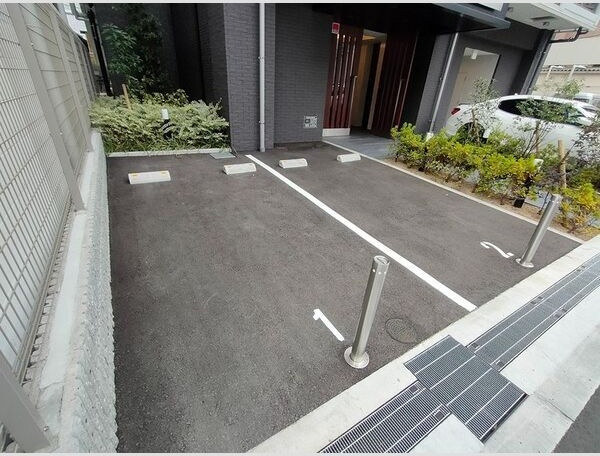 エスリード南森町ラグシスの駐車場