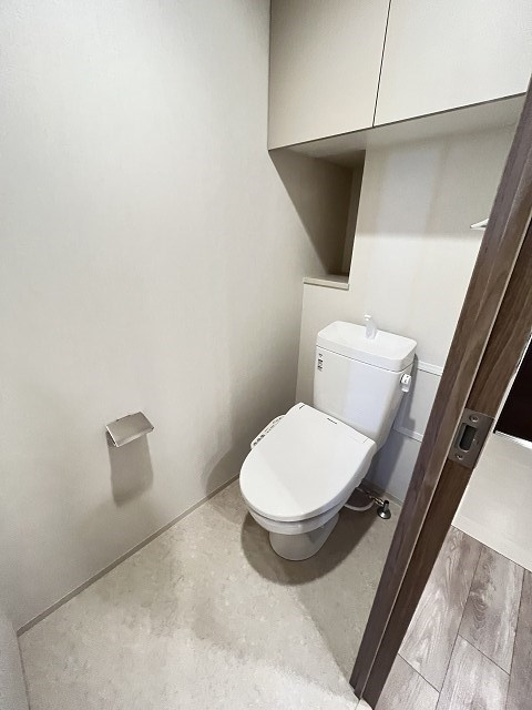 西宮市高松町の賃貸マンションのトイレ