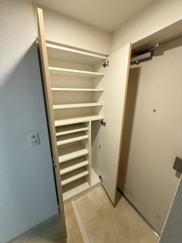 大阪市浪速区桜川２丁目の賃貸マンションの収納
