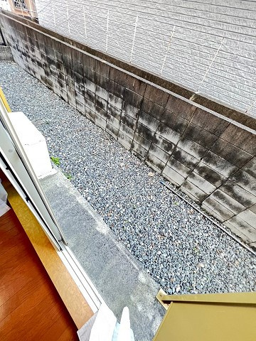 尼崎市立花町２丁目のアパートのバルコニー