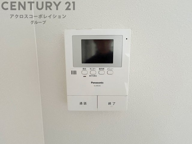 訪問者が来たときにテレビ画面で確認できるため、安心してドアを開けられます。録画機能があるものもあり、留守中に来訪者を記録しておくことができます。利便性が高く、セキュリティ面でも安心です。