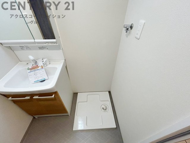 洗濯物の仕分け作業がしやすく、整理整頓が容易になります。洗濯音や湿気を他の部屋に持ち込まず、生活環境を快適に保ちます。上部を活用すれば収納スペースを確保でき洗剤や洗濯用品の整理もしやすくなります。