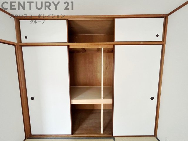 押入れは季節の衣類、寝具などを収納できます。伝統的な美しさと実用性が融合し、収納物を保護する調湿・換気効果があります。使い方によっては書類や小物なども効果的に整理でき空間を有効活用できます。