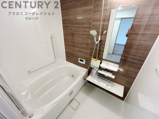 ユニットバスは省スペースでありながら、シンプルな設計と使いやすさを備え、簡便なメンテナンスが可能です。またミラー・小物置き場もあり便利です。