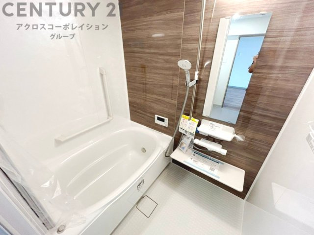 ユニットバスは省スペースでありながら、シンプルな設計と使いやすさを備え、簡便なメンテナンスが可能です。またミラー・小物置き場もあり便利です。