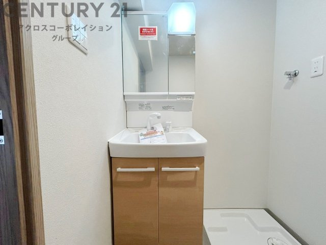 化粧品や洗顔料、歯ブラシなどの必需品をまとめて置ける収納スペースがあり、使用するたびに取り出す手間が省けます。また、水回りのため、濡れても大丈夫な素材が使用されており、お手入れが簡単です。